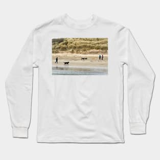 Four Dogs: Dog walkers on the beach - Beadnell, Northumberland, UK Long Sleeve T-Shirt